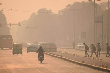 photograph of traffic in India on a polluted street